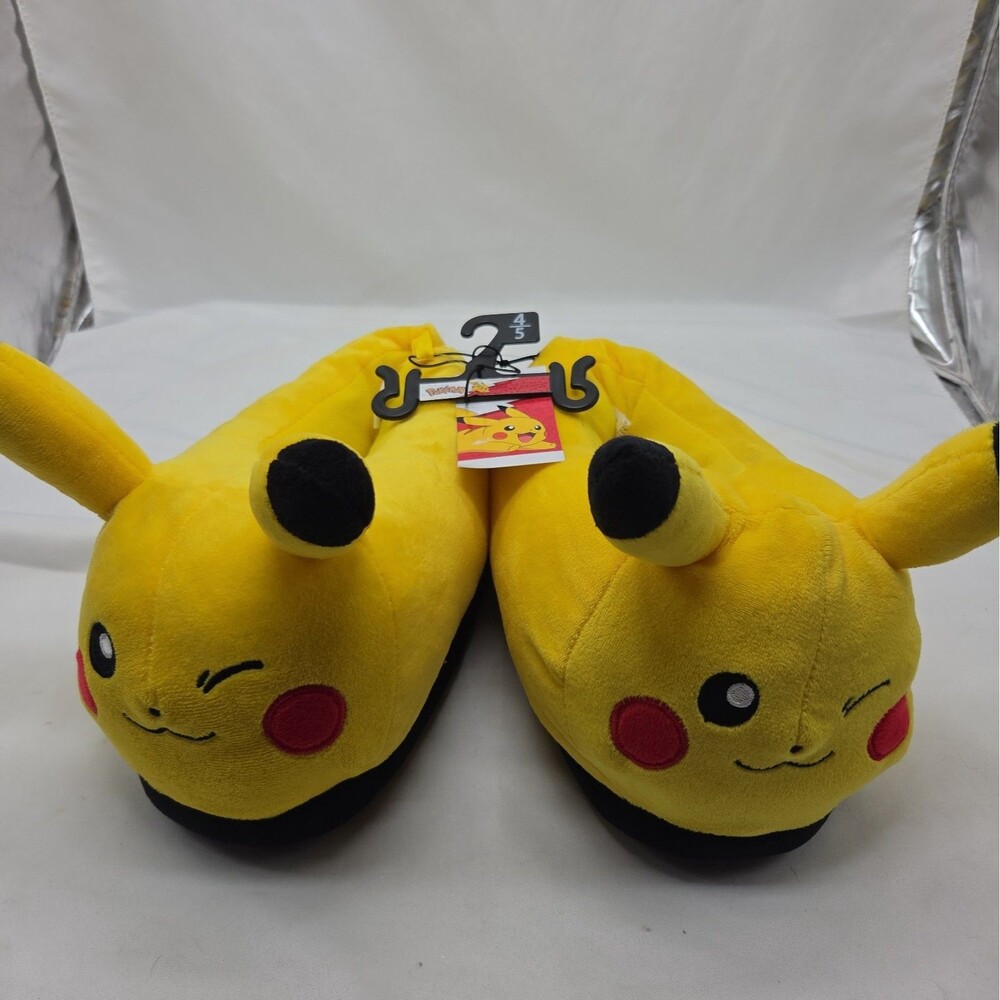 NWT’s & Hanger Pokemon Pikachu Slippers, Boys and Girls Footwear Sz 4/5
